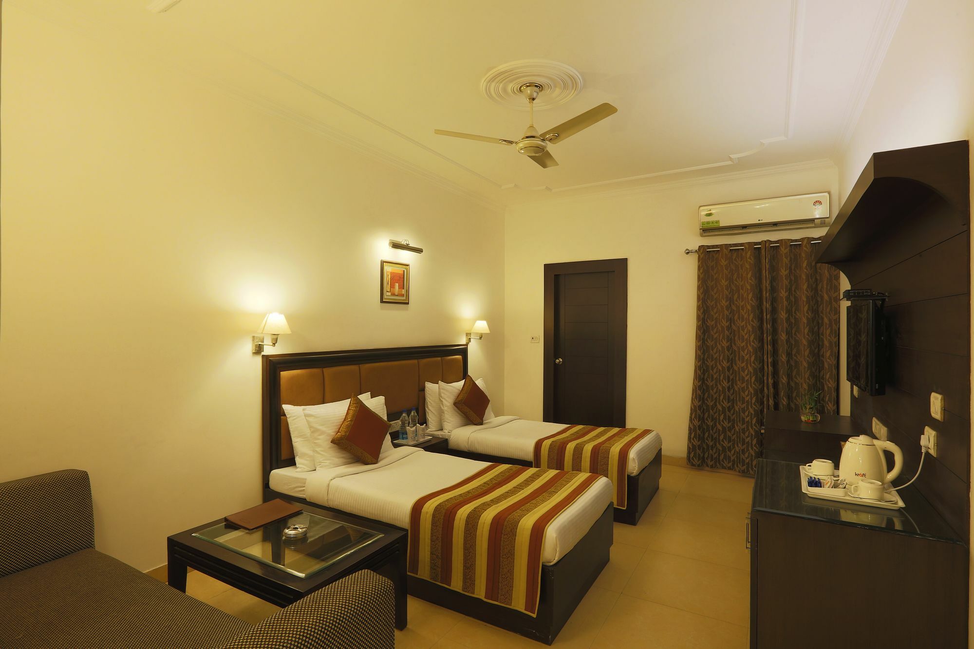 Townhouse 517 La Sapphire Near Delhi Airport Hotel Ню Делхи Екстериор снимка
